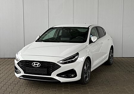 Hyundai i30 Fastback 1,5 T-GDi MHEV Life / Navi / PDC V.&H.m.Kamera / LED m.Kurvenl./ Sitz & Lenkr.Heiz./ Klimaautom./ Regensensor / Keyless Go / Alu16