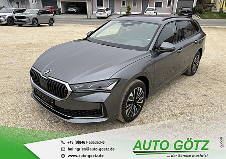 Skoda Superb Combi Selection Hybrid DSG *Neues Modell* AHK-Vorb.*Navi*DAB*VZE*LED*ACC*SmartLink*DigiCockpit*Kamera*Kessy*BlindSpot*Freispr.*Sitzheiz*PDC*vo+hi*Alu*LichtAssist*SpurAssist*Connect*ZV-Funk*4xEFH*Lenkradheiz*Nebel*Armlehne*Metallic