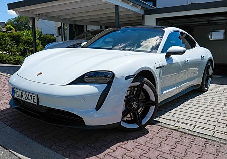 Porsche Taycan 4S Weiß Mission-E Burmester Panodach