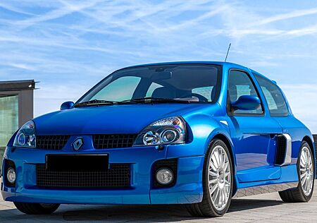 Renault Clio Sport 3.0 V6 254 PS