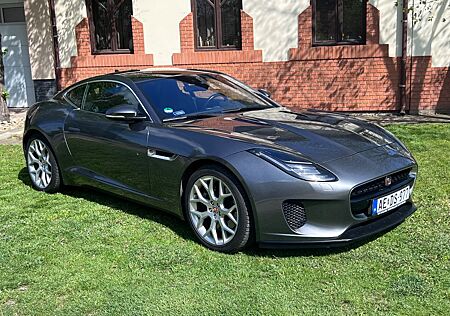 Jaguar F-Type 2.0 L P300 Turbo Chequered Flag Autom...