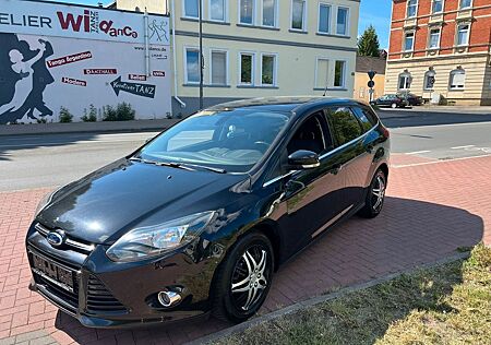 Ford Focus Turnier Titanium*Klimaauto*2xPDC*AHK*TOP