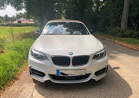 BMW 240 M240i Steptronic Cabrio - ausgefallene Farbkombi