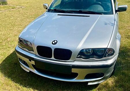BMW 323i - Innenraum wurde erneuert.