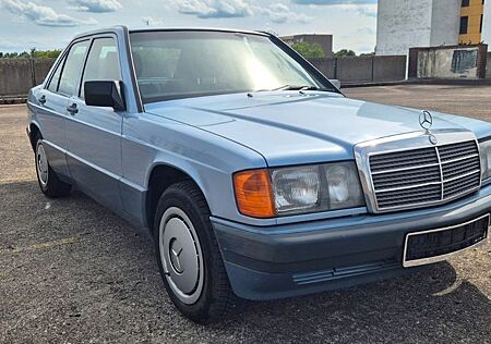 Mercedes-Benz 190 limousine perlblau w201