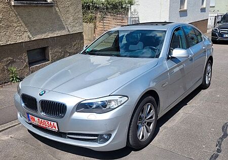 BMW 520d NAVI Ahk Elektrisch Schiebedach