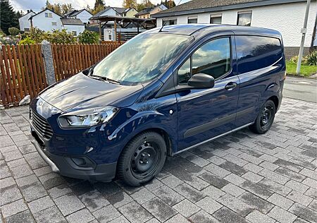 Ford Transit Courier mit AHK, 8-fach-Bereifung