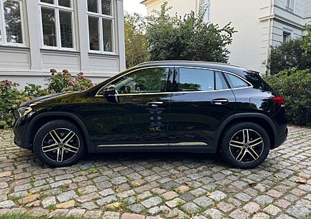 Mercedes-Benz GLA 250 4MATIC DCT - Neuwertig! Garagenfahrzeug!