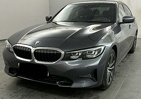 BMW 330 e Sport Line H&K Schiebedach Headup Ambiente