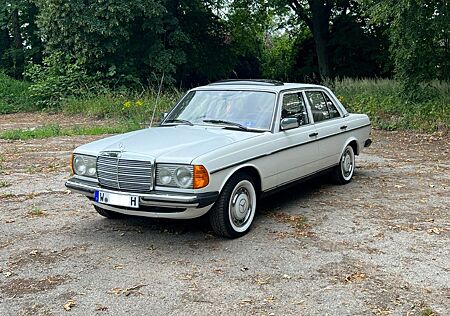 Mercedes-Benz 240 240D Automatik Deutsches Auto Scheckheft