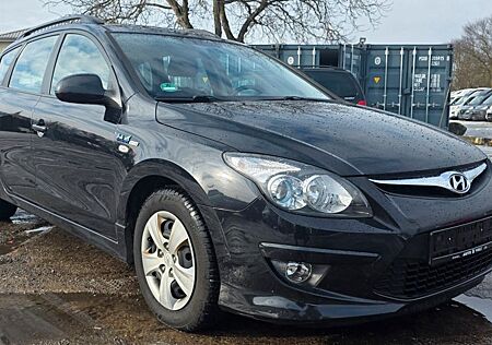 Hyundai i30 CW blue 1.6 CRDi 66 kW Klimaautomatik, AHK