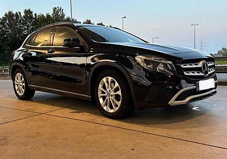 Mercedes-Benz GLA 220 d 4MATIC DCT -