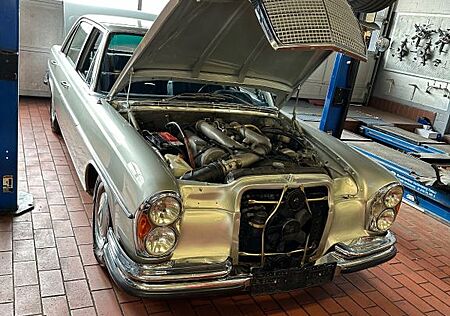 Mercedes-Benz 300 SEL 6,3 l tolle Farbkombination