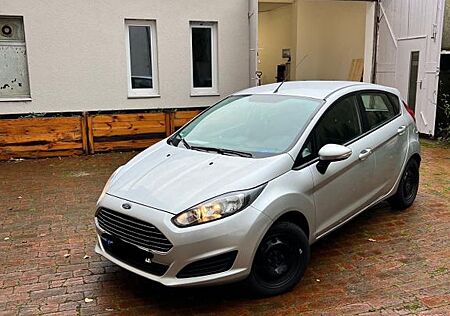 Ford Fiesta *Silber* *Limousine* *4/5 Türen*