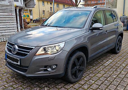 VW Tiguan Volkswagen 2.0 TDI 4MO + AUT + PANO + LEDER + TÜV