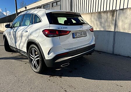 Mercedes-Benz GLA 250 4MATIC DCT -