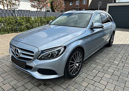 Mercedes-Benz C 200 18-Zoll-Felgen und schwarz folierten Scheiben