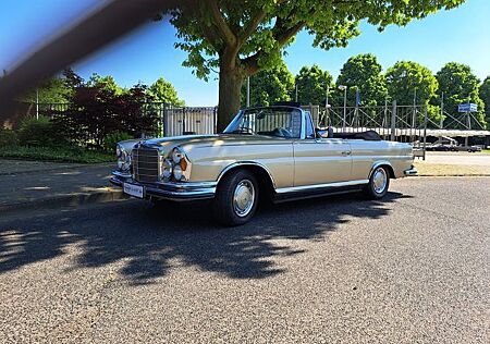 Mercedes-Benz 280 SE 3,5 Flachkühler Cabrio