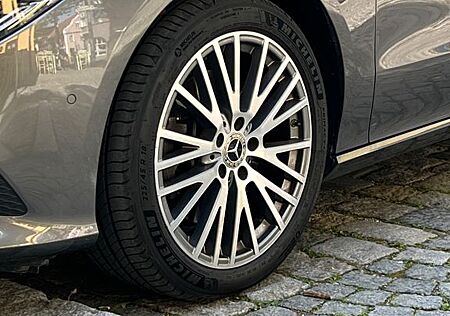 Mercedes-Benz CLA 220 DCT -