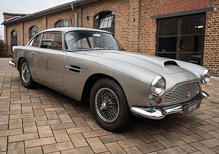 Aston Martin DB4