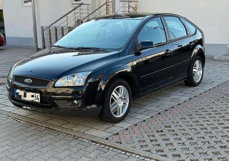 Ford Focus 1,6 Ghia mit Top Austattung & 1,5 Jahre Hu