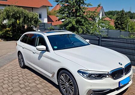 BMW 530i xDrive Touring Luxury Line / Pano