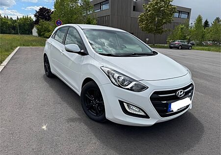 Hyundai i30 blue 1.6 CRDi 81kW Classic Classic