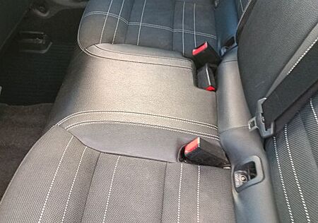 Mercedes-Benz GLA 200 -