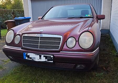 Mercedes-Benz E 200 W210 ELEGANCE Rot