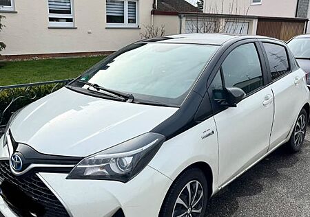 Toyota Yaris Hybrid, EZ 05/2016, weiß-schwarz