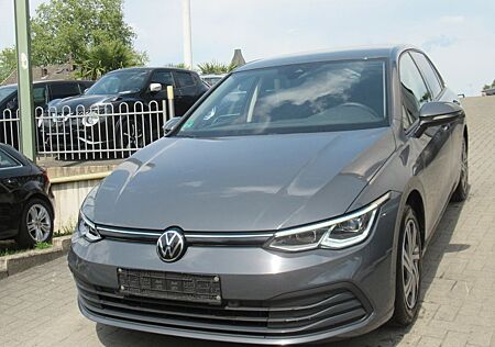 VW Golf Volkswagen VIII Lim. Life- NAVI-SHZ-LED-AHK-ALU-1.HAND