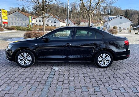 VW Jetta Volkswagen VI 1,6 TDI Navigation,Bi-Xenon,Shzg,PDC,