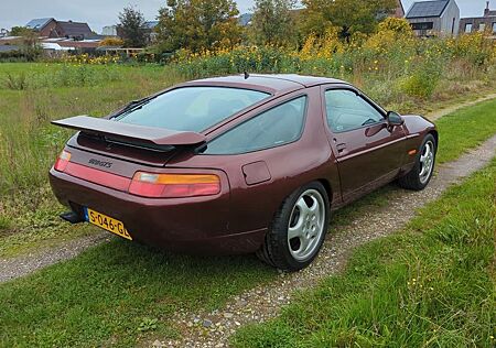 Porsche 928 GTS Auto GTS Granatrot metallic (seldsam)
