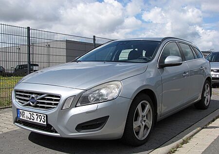 Volvo V60 Kombi Momentum neuer Motor Klima