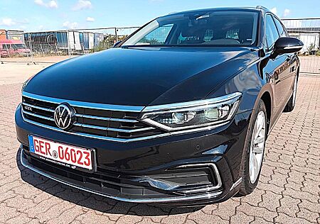 VW Passat Variant Volkswagen Passat 1,4 TSI GTE R Line Leder Navi PAN LED AHK