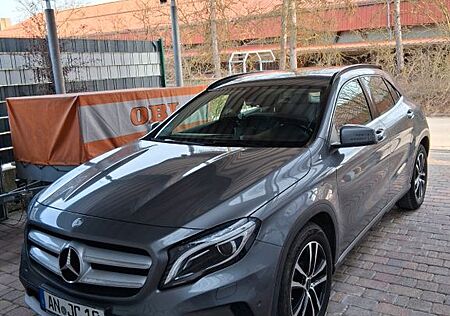 Mercedes-Benz GLA 250 4MATIC DCT -