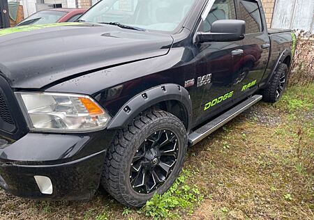 Dodge RAM 1500 4x4 5,7 Hemi Ez. 6/2013 Tüv 1/26