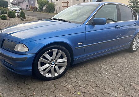 BMW 323i -