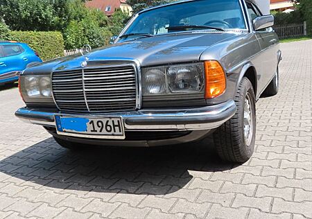 Mercedes-Benz 230