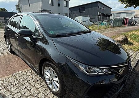 Toyota Corolla 1,8 Hybrid Mietwagen paket mit Wegstreck