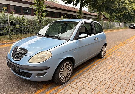 Lancia Ypsilon 1.2 8V Argento Klima TÜV 03/2027