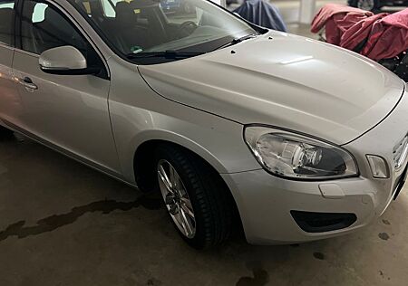 Volvo V60 D4 - AHK - Kurvenlicht - XENON - TÜV NEU