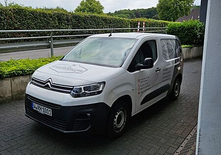 Citroën Berlingo Kastenwagen mit Regalen