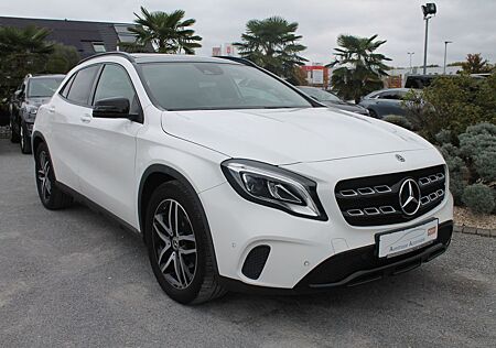 Mercedes-Benz GLA 180 GLA, Navi, LED, Panoramadach, Kamera, AHK