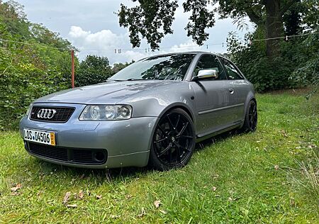 Audi S3 1.8T quattro -