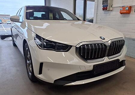 BMW 520i Limosine ACC AdLED PanoramaDach H&K S-Glas