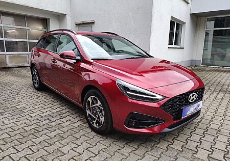 Hyundai i30 cw Family Autom NAVI Klima ALU Winterp. Kame