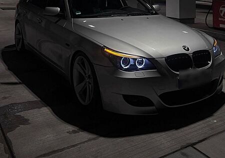 BMW 523i -