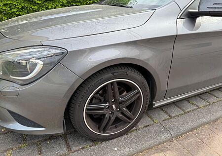 Mercedes-Benz CLA 180 -