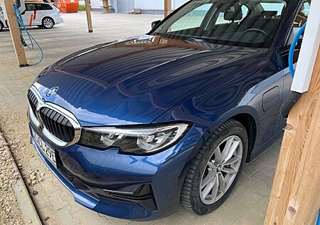 BMW 330e Advantage / LED / Spurassistent